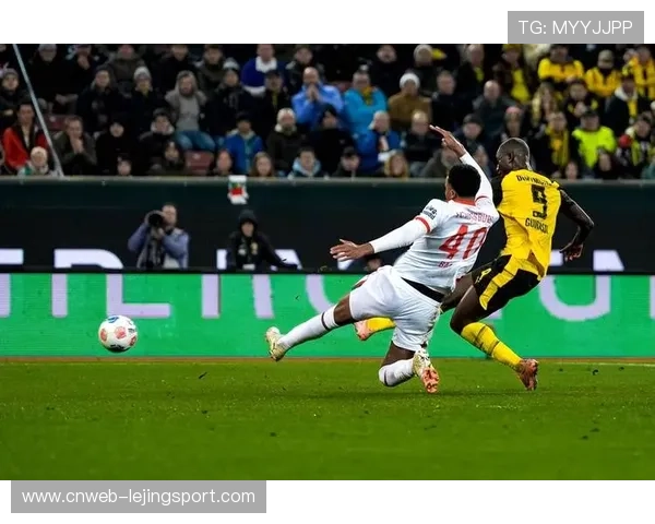 奥格斯堡马森戈制胜球后狂奔庆祝,队友相拥 奥格斯堡马森戈制胜球后狂奔庆祝,队友相拥