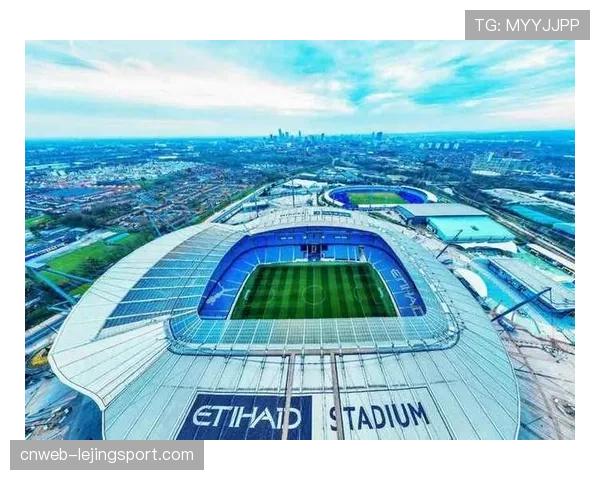 伊蒂哈德球场座无虚席,曼城球迷挥舞旗帜营造蓝色海洋